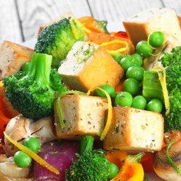 Tofu e verdura di stagione marinati