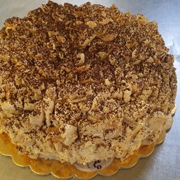 Meringata al cioccolato e nocciole tostate intere