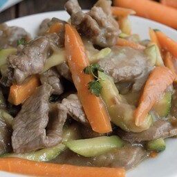 57 Vitello con verdure e salse cinesi