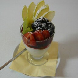 Yogurt greco con frutta fresca