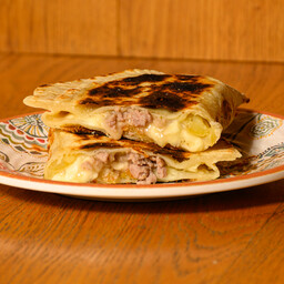 Cascione con crema di patate arrosto, mozzarella e salsiccia