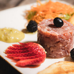 Tartare di tonno con salsa guacamole
