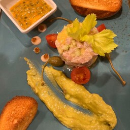 Tartare di ricciola con mango e cetrioli