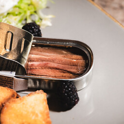 Acciughe del Cantabrico con burrata e pan brioches