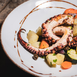 Polipo arrostito con verdurine croccanti