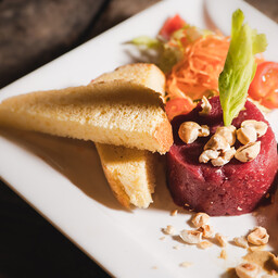 Tartare di manzo con nocciole piemontesi