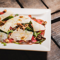 Carpaccio di manzo con rucola, grana e noci