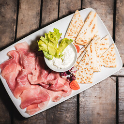Piadina squacquerone e crudo di Parma