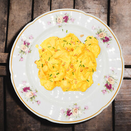 Cappelletti allo zafferano con pinoli ed erba cipollina