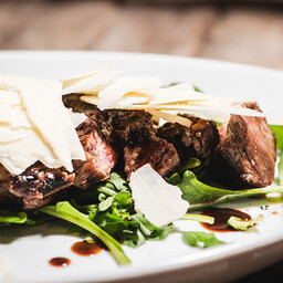 Tagliata di manzo con rucola, grana e aceto balsamico