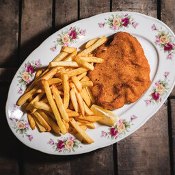 Cotoletta alla milanese con patate fritte*