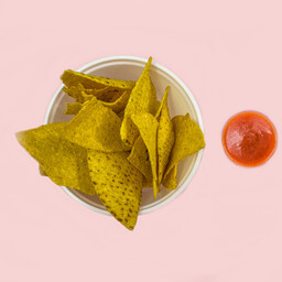 Nachos e Salsa sriracha piccante