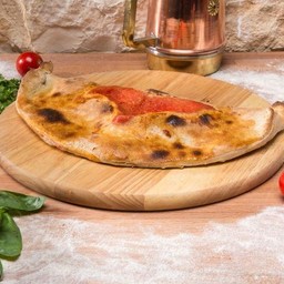 Calzone con Pomodoro, Mozzarella, Prosciutto Cotto, Funghi, Olive e Carciofini