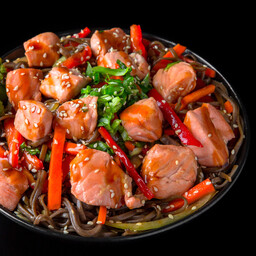 Soba con Salmone e Verdure