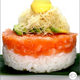 Sushi cake salmone