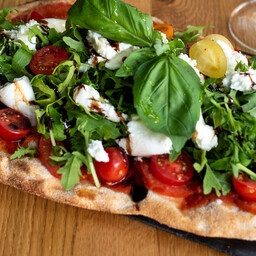 PINSA FRESH: rucola, pomodorini, mozzarella  e olio al basilico.