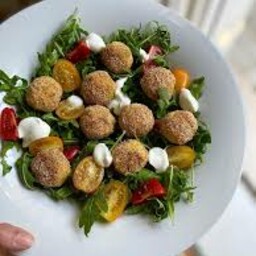 VEGGY: misticanza, polpettine beyond, pomodorini, zucchine grill