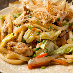 Yaki udon di carne e verdure con salsa kimchi!