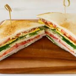 CLUB SANDWICH: pollo, insalata, maionese, bacon, uova bacon.