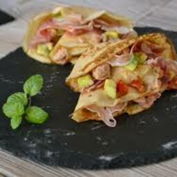 FAVIGNANA: lattuga romana, mozzarella, pomodori ramati, tonno