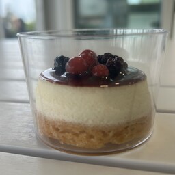 CHEESECAKE CON CREMA DI YUZU E FRUTTI DI BOSCO