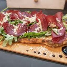 PINSA VALTELLINA: bresaola, rucola e crema di parmigiano