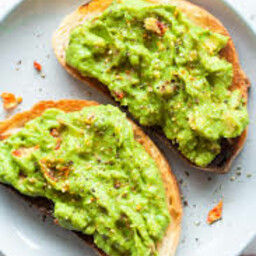 AVOCADO VEGGY: avocado a fette, guacamole, pomodori secchi e semi di zucca