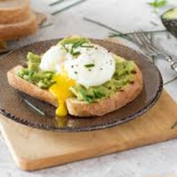 AVOCADO EGG: avocado a fette, guacamole e uova al tegamino