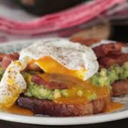 AVOCADO BACON: avocado a fette, guacamole, uova al tegamino e bacon