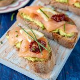 AVOCADO SALMON: avocado a fette, uova al tegamino e salmone