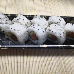 Uramaki Sake Avocado