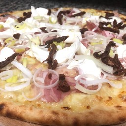 Burrata, Pancetta Arrotolata, Porro, Pomodorini Secchi a Julienne
