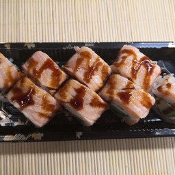 Uramaki sake caramellato