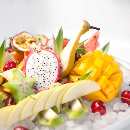 Piatto di frutta tropicale