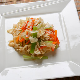 Sfoglie di toufu con arachidi e sedano in salsa piccante