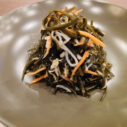 Insalata di alghe marine con aglio