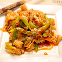 Calamari saltati con salsa piccante