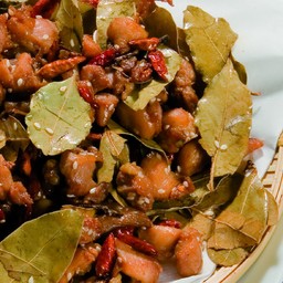 Pollo piccante alle erbe aromatiche