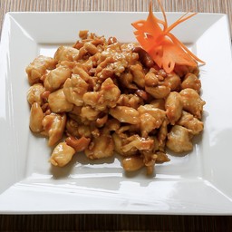 Pollo con frutta secca