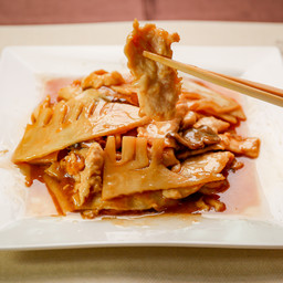 Pollo con bambù e funghi