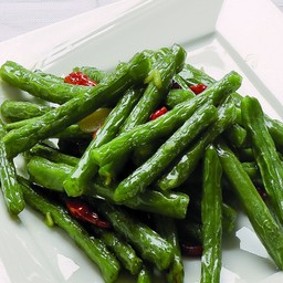 Fagiolini saltati con peperoncini piccanti