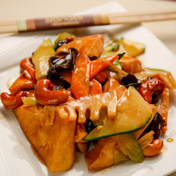 Stufato di toufu con anacardi