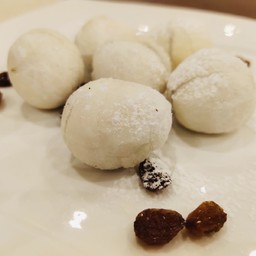 Polpettine fritte di riso ripiene di semi di sesamo nero