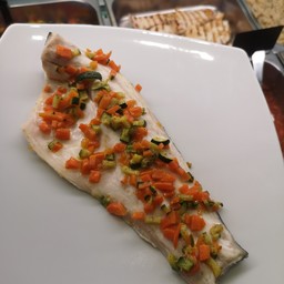FILETTI DI BRANZINO CON VERDURE