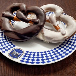 BREZEL GLASSATO AL CIOCCOLATO FONDENTE