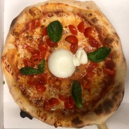 Pizza con burrata, datterini e basilico