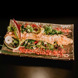 Insalata di salmone fiammato