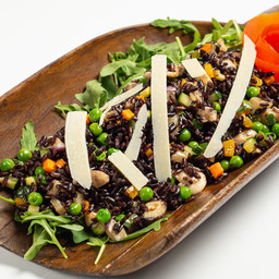 Insalata di riso nero con primizie dell'orto e scaglie di parmigiano reggiano Bonati 36 mesi