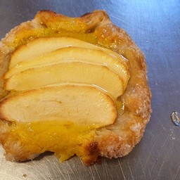 Puff pastry open to apples