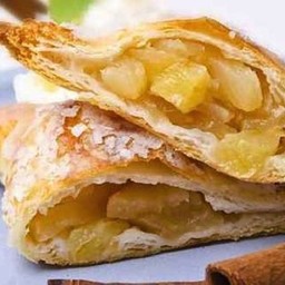 Puff pastry bundle with apples